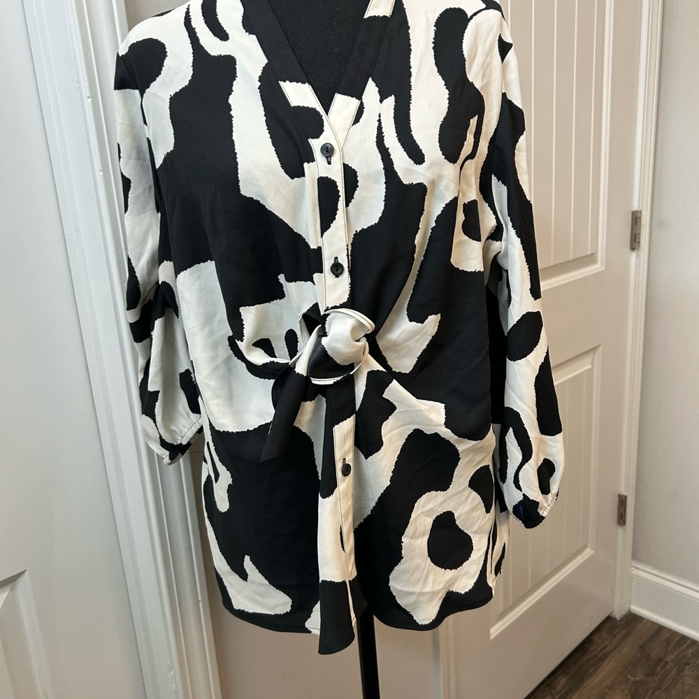 Kasper Black and White Abstract‎ Blouse